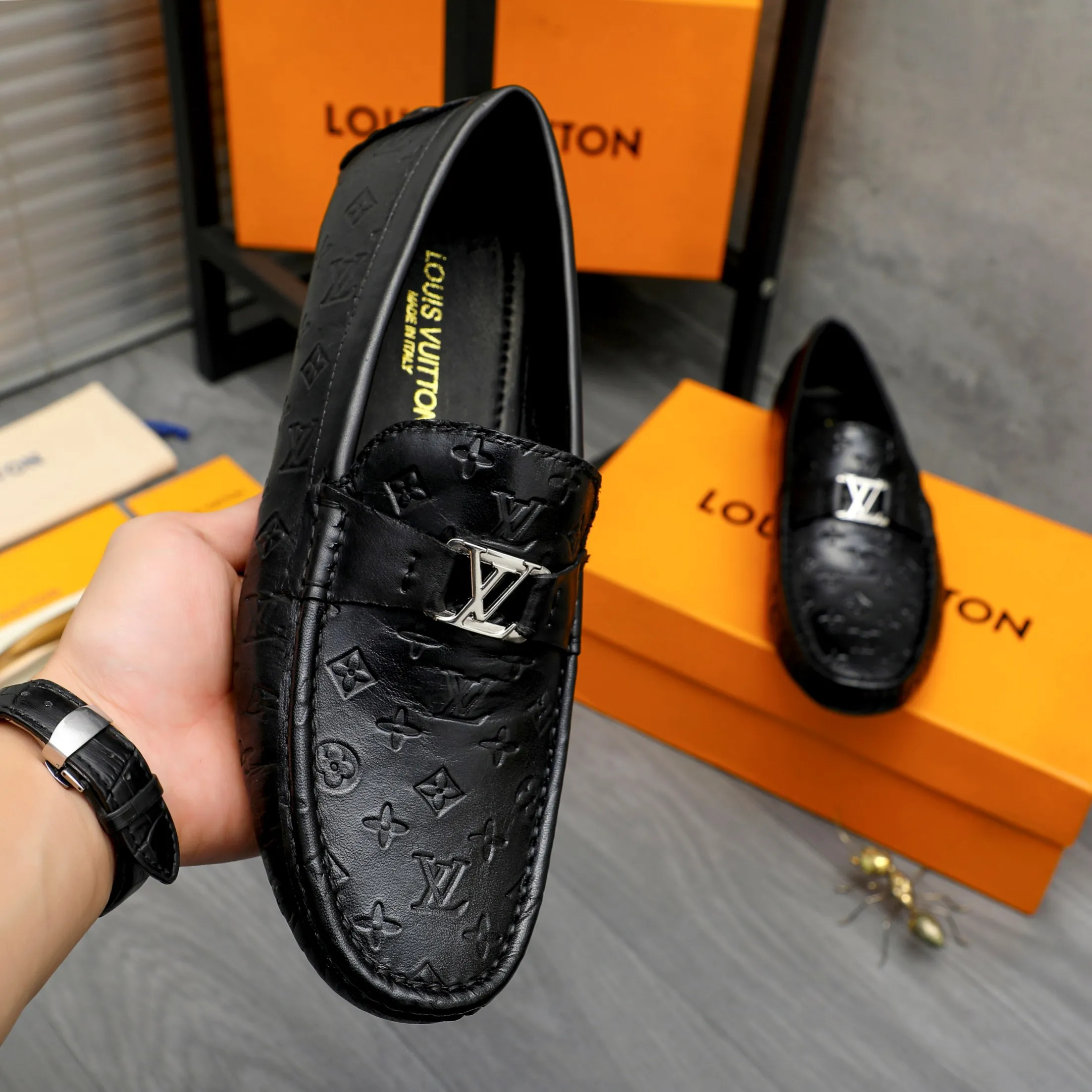 Men's shoes 💰p420 Product trademark: LV (Louis Vuitton) casual slip-on men's shoes Regular size: 38-44 Product materials: Selected high-quality cowhide embossed upper, sheepskin lining, rubber outsole